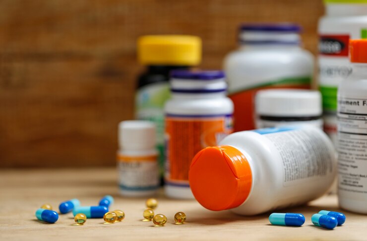 medicine-bottles-tablets-wooden-desk_1387-420 جذور الناردين/100 كبسولة